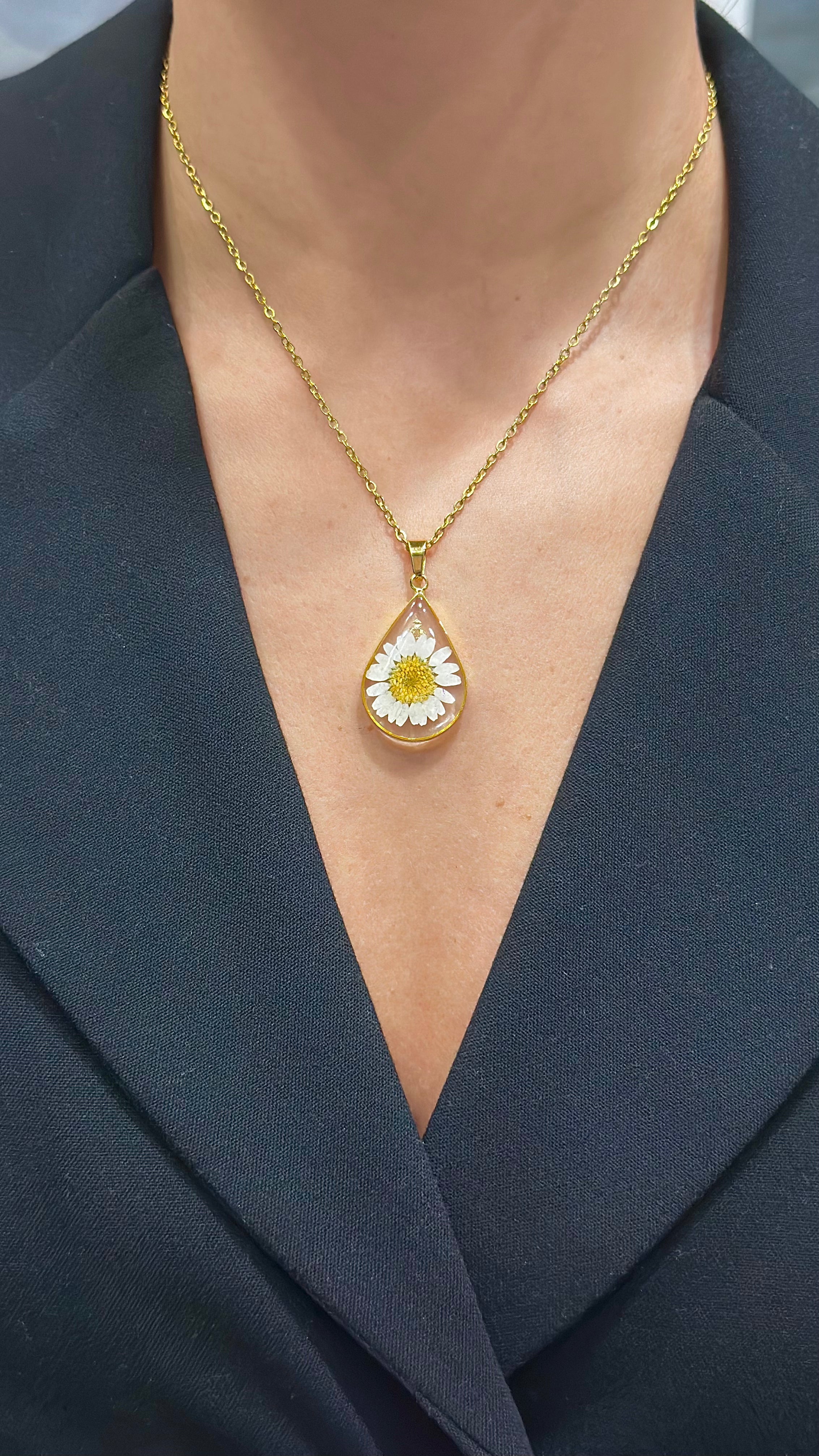 real Daisy necklace